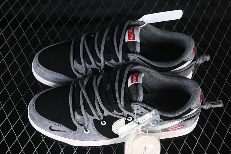 All categories Nk SB Dunk Series Nk SB Dunk Low High-end customization Low-top sneakers Nike SB Dunk Low Supreme co-branded Gray and black pig leather strap Anniversary high-end customization Low-top casual sneakers JP2026-101